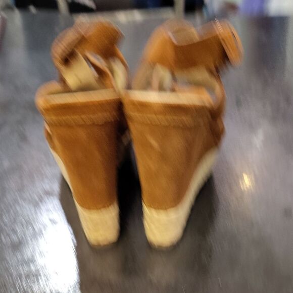 Michael Kors Tan Wedge Sandals with Strappy Design - Picture 4 of 6